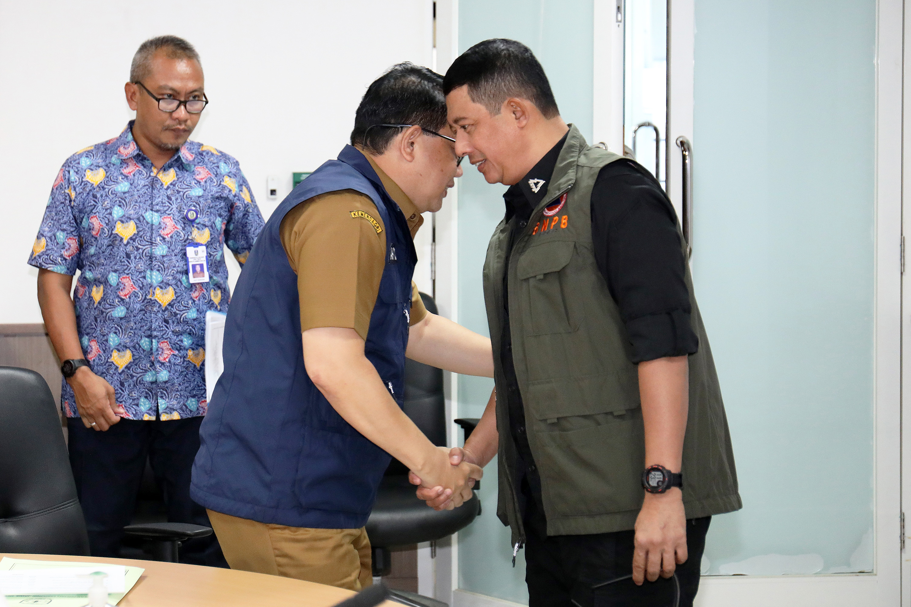 Kepala BNPB Letjen TNI Suharyanto S.Sos., M.M., menerima kunjungan kerja Sekda Provinsi Jatim, Adhy Karyono di Gedung Graha BNPB, Jakarta Timur, Selasa (11/7).